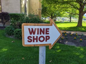 Close up of wine shop sign with arrow pointing to the right